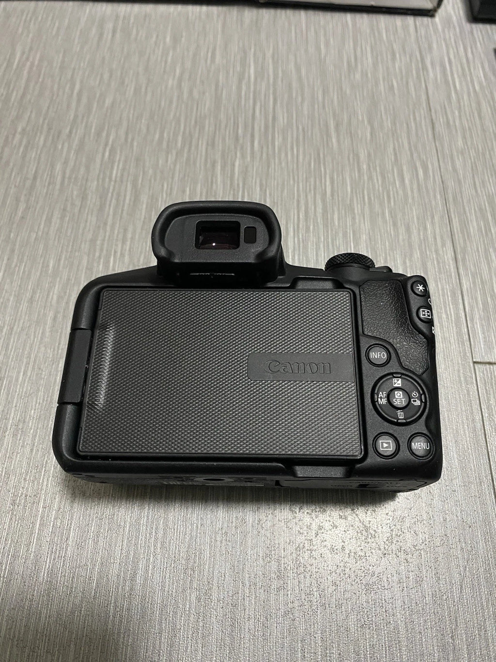 Cámara mirrorless Canon EOS R50 con lentes 18–45mm y 10–18mm