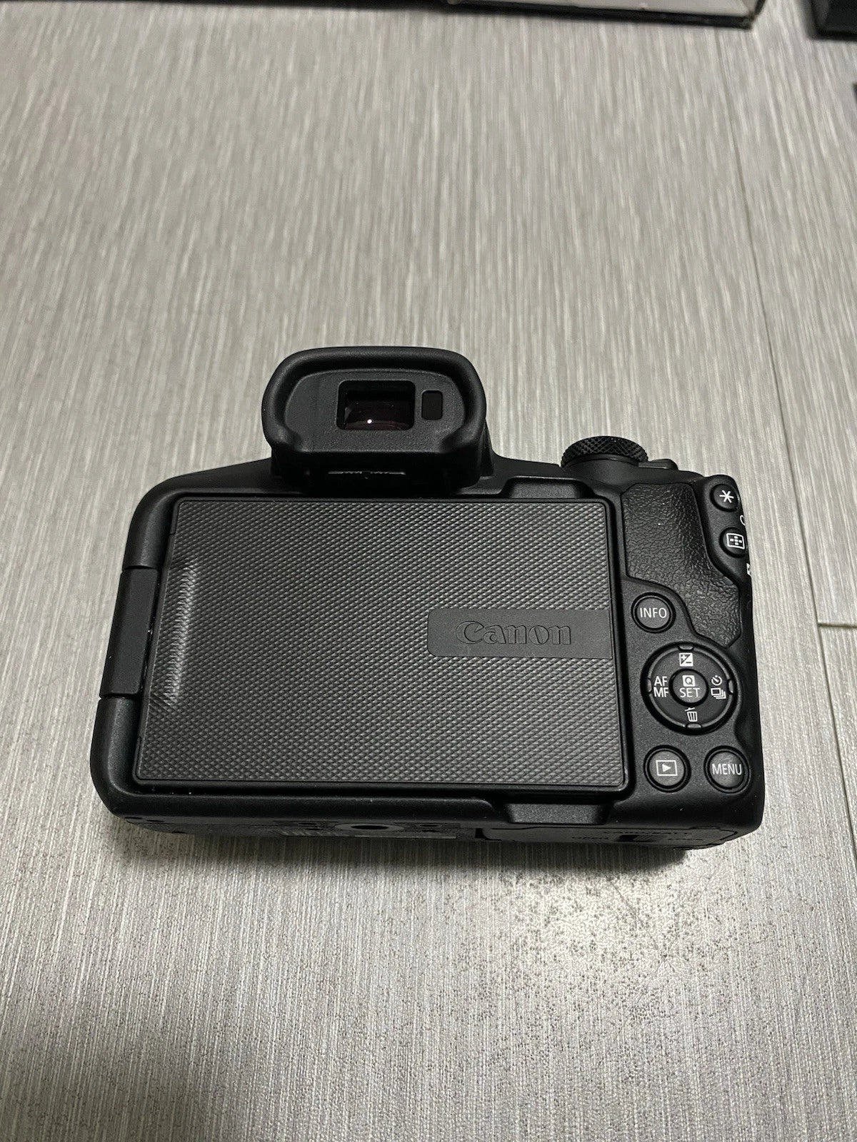 Cámara mirrorless Canon EOS R50 con lentes 18–45mm y 10–18mm