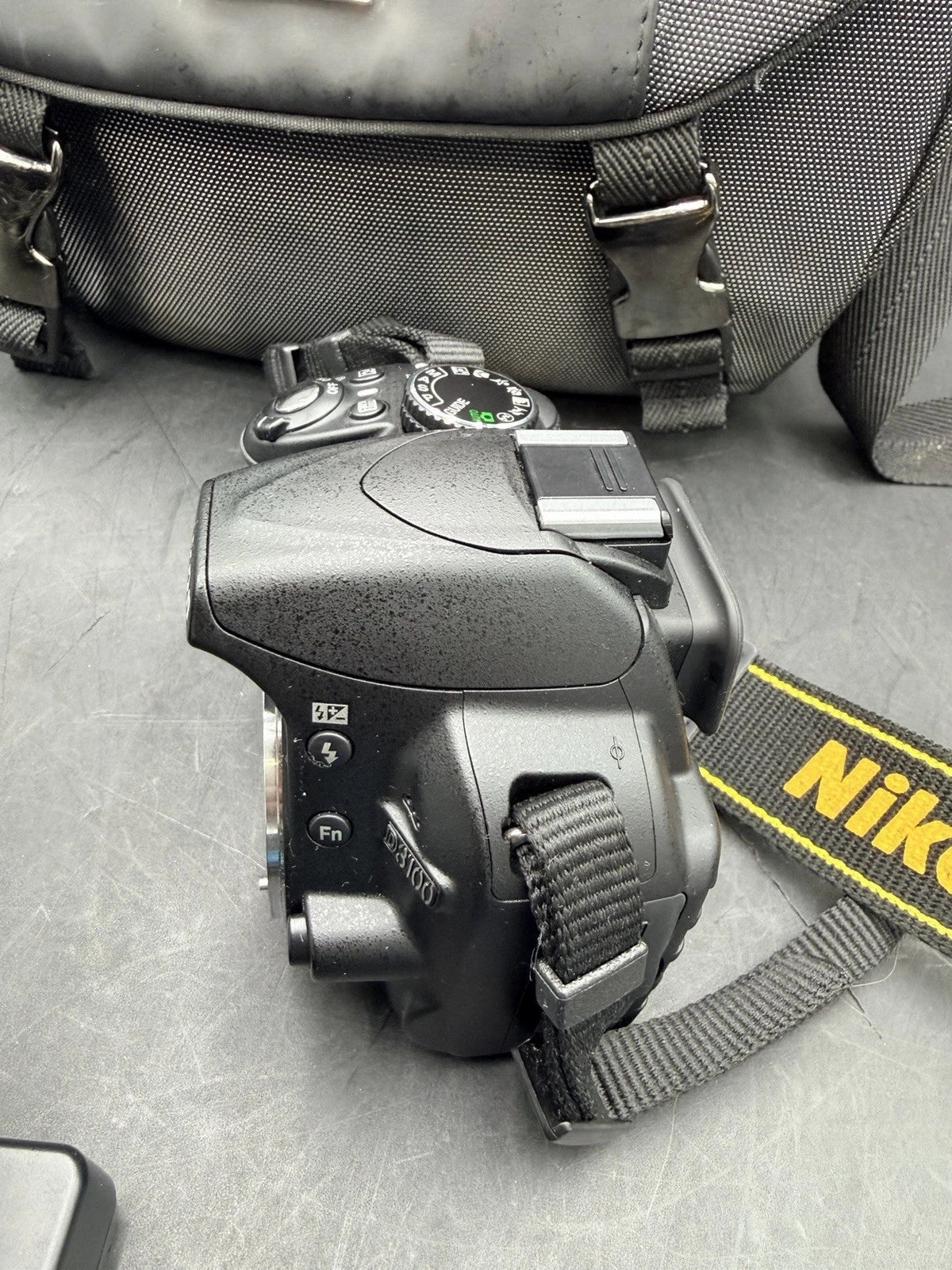 Nikon D3100 Cámara DSLR + lente AF-S DX NIKKOR 55–200mm VR.