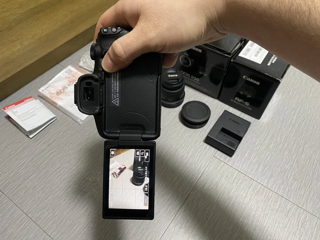 Cámara mirrorless Canon EOS R50 con lentes 18–45mm y 10–18mm