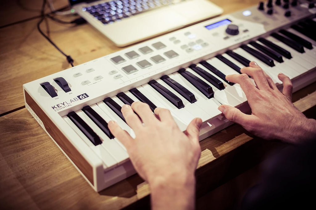 Arturia KeyLab Essential mk3 - Controlador de teclado MIDI USB de 61 teclas con software Analog Lab V incluido
