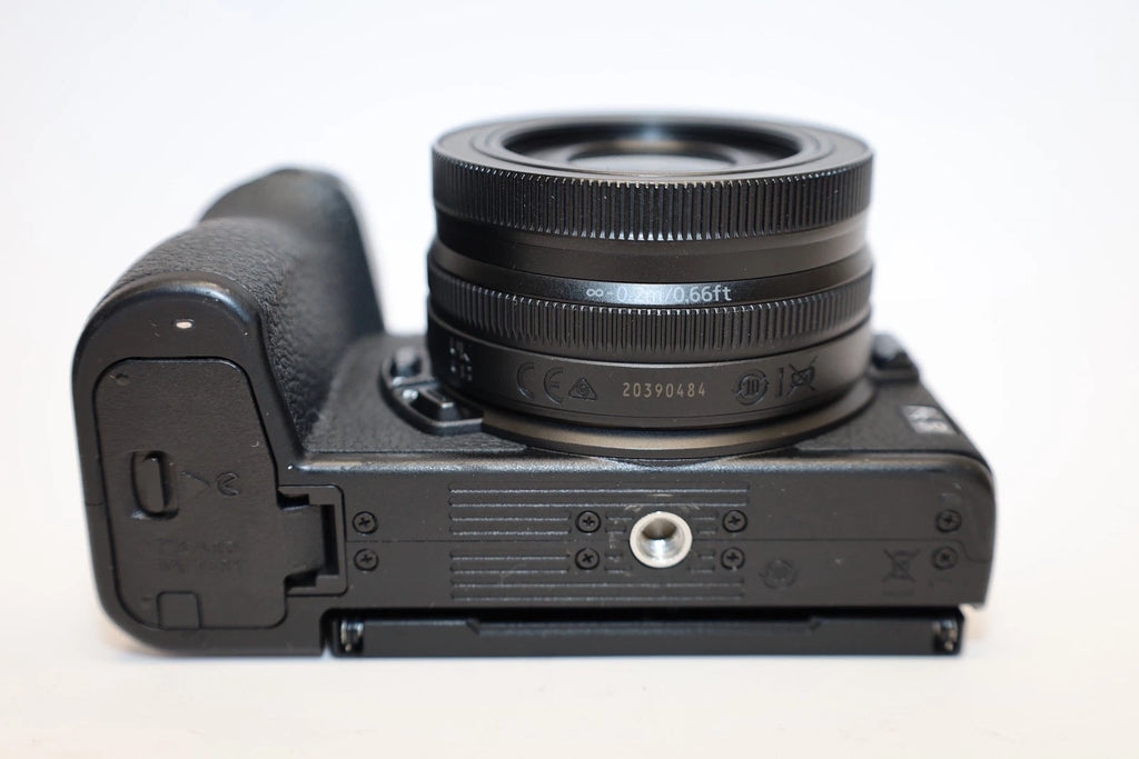 Nikon Z 50 con objetivo VR de 16-50 mm