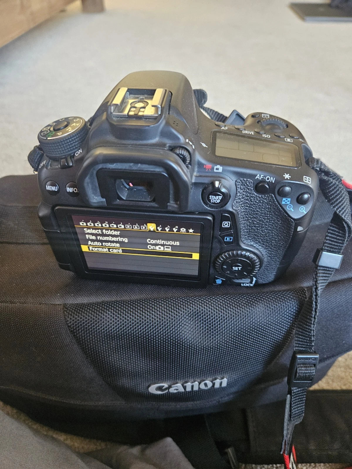 Cámara digital Canon EOS 70D (Wi-Fi) de 20.2 MP con lente 50mm, cargador y bolso original.