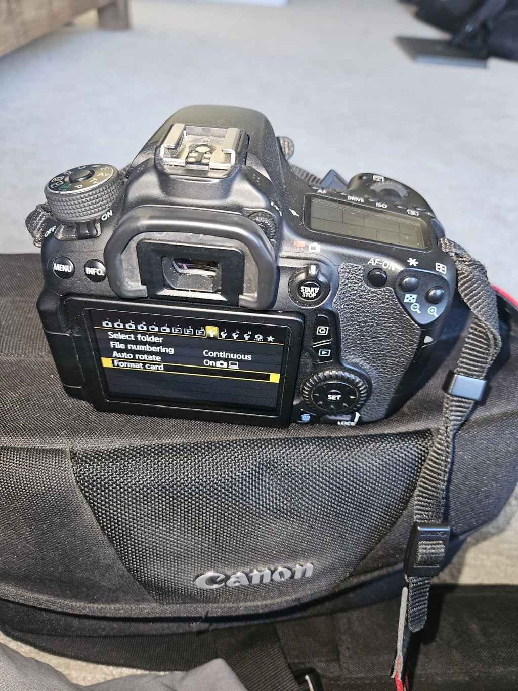 Cámara digital Canon EOS 70D (Wi-Fi) de 20.2 MP con lente 50mm, cargador y bolso original.