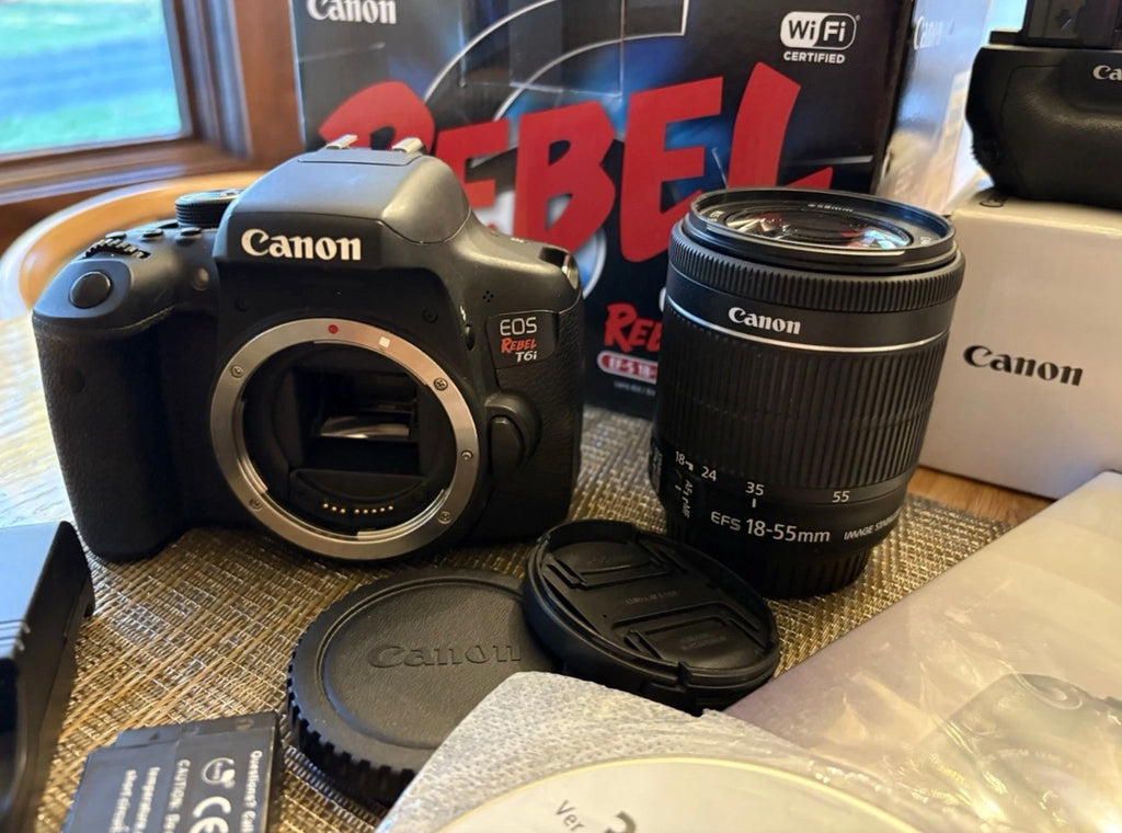 Canon EOS Rebel T6i con lente de 18-55 mm y accesorios.